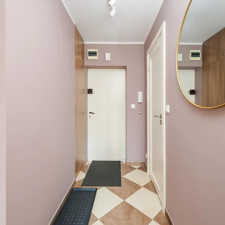 Metro Wierzbno Homely By Bookinghost