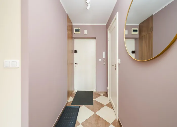 Metro Wierzbno Homely By Bookinghost