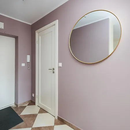 Metro Wierzbno Homely Apartment *
