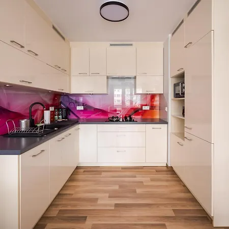 Metro Wierzbno Homely By Bookinghost