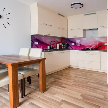 Metro Wierzbno Homely Apartment